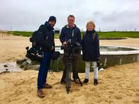 Inselträume – Autorin Barbara Lueg mit Kameramann Thorsten Eifler (M.) und Assistent Louis Münzhuber (l.) am Stadtstrand Nauthólsvik in Reykjavík.