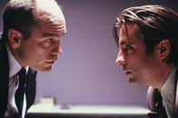 Jennifer 8 – FBI-Agent Sergeant Anne (John Malkovich, l.) schwört, seinen Kollegen John Berlin (Andy Garcia, r.) zu Fall zu bringen.