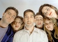Friends – Alle begrüßen das Baby Ben. Vater Ross (David Schwimmer, M.) ist mächtig stolz auf seinen Nachwuchs.