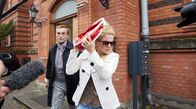 Die Heiland - Wir sind Anwalt – Musical-Star Jenny Wehran (Jeanette Biedermann, r.), begleitet von ihrem Vater Mario (André M. Hennicke, l.), wird von der Presse belagert, nachdem sie vor der Polizei eine Aussage machen musste.