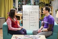 The Big Bang Theory – Als sich Amy (Mayim Bialik, l.) und Sheldon (Jim Parsons, r.) schwertun, die richtigen Trauzeugen auszuwählen, entschließen sie sich dazu, ihre Freunde einigen Tauglichkeitstests auszusetzen ...