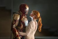Iron Man 3 – Nach den katastrophalen Ereignissen in New York leidet Iron Man Tony Stark (Robert Downey Jr., l.) an schlimmen Panikattacken, zum Glück hat er seine Freundin Pepper (Gwyneth Paltrow, r.), die ihm nicht nur als CEO zur Seite steht, sondern auch auf der zwischenmenschlichen Ebene ein Fels in der Brandung ist ...