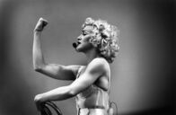 Becoming Madonna – Madonna bei ihrem Auftritt im Rotterdamer Feyenoord-Stadion am 24. Juli 1990 während ihrer legendären Blond Ambition World Tour.