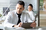 In aller Freundschaft – Dr. Ilay Demir (Tan Caglar) berichtet Neurochirurgin Dr. Lilly Phan "ganz zufällig" von einer inoperablen Gefäßmissbildung bei einem seiner Patienten. Der junge Mann macht sich keine Illusionen über eine planbare Zukunft und lebt seit seiner Diagnose jeden Tag, als sei es sein letzter.