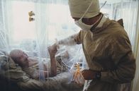 Tschernobyl - Die Katastrophe – In der Moskauer Spezialklinik Nr. 6 werden schwer geschädigte Strahlenopfer in sogenannten "Überlebensinseln" behandelt. Aufnahme vom August 1986.