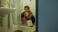 Stralsund – Tatjana Komerenkowa (Anja Antonowicz) beschützt ihre kleine Tochter Nadja (Emilie Pieske).