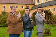 Die Rosenheim-Cops – "Mozarts kleiner Bruder" lautet der Titel der 300. Rosenheim-Cops-Folge, in der Andreas Gabalier (m.) Pop-Musiker Fabrizio Frey spielt, der den Mitarbeiter eines Rosenheimer Stadtarchivs tot auffindet. Igor Jeftic (r.) und Joseph Hannesschläger (l.) ermitteln als Kommissare Hansen und Hofer.