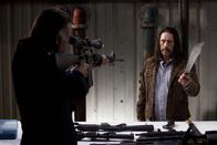 Machete – Nomen est omen: Während der skrupellose Geschäftsmann Booth (Jeff Fahey, l.) versucht, den widerstrebenden Machete (Danny Trejo, r.) zu einem Attentat an dem rassistischen Senator McLaughlin zu "überreden", interessiert dieser sich mehr für die Machete, die vor ihm liegt ...