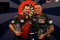 Darts: World Grand Prix – 9. Oktober 2021 Morningside Arena, Leicester, England PDC BoyleSports Darts World Grand Prix Finale – (v.li.) Jonny Clayton ist mit Gerwyn Price nach dem Finale des Boylesports World Grand Prix abgebildet