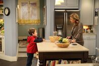 Last Man Standing – Kann Vanessa (Nancy Travis, r.) ihrem Enkelsohn Boyd (Flynn Morrison, l.) in einer schweren Zeit beistehen?