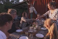 Zu Tisch ... – Tochter Anna serviert der Familie Aalsuppe.