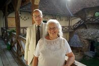 Hier lässt sich's leben – Burgbesitzer Ingrid und Karl Vetter von der Lilie auf dem Balkon im Burghof, Burg Neuhaus, Stubenberg