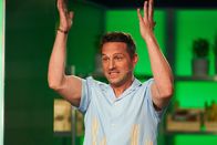 The Taste – Titel: The Taste; Staffel: 10; Folge: 8; Ausstrahlungszeitraum bis: 2022-11-08; Person: Alexander Kumptner; Copyright: SAT.1/Jens Hartmann; Fotograf: Jens Hartmann; Bildredakteur: Laura Stephan; Dateiname: 2527028.jpg; Rechtehinweis: Dieses Bild darf bis eine Woche nach Ausstrahlung honorarfrei fuer redaktionelle Zwecke und nur im Rahmen der Programmankuendigung verwendet werden. Spaetere Veroeffentlichungen sind nur nach Ruecksprache und ausdruecklicher Genehmigung der Seven.One Entertainment Group GmbH moeglich. Nicht fuer EPG! Verwendung nur mit vollstaendigem Copyrightvermerk. Das Foto darf nicht veraendert, bearbeitet und nur im Ganzen verwendet werden. Es darf nicht archiviert werden. Es darf nicht an Dritte weitergeleitet werden. Aneinanderreihung/Zusammenlegung/Kopplung von Bildern zum Zweck der Erstellung von Slide-Shows o.ä. nicht gestattet; Verbindung/Einfügen/Anfügen von Werbung nicht gestattet. Bei Fragen: foto@seven.one Voraussetzung fuer die Verwendung dieser Programmdaten ist die Zustimmung zu den Allgemeinen Geschaeftsbedingungen der Presselounges der Sender der Seven.One Entertainment Group GmbH.