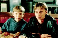Ganz oder gar nicht – Um den Unterhalt für seinen Sohn Nathan (William Snape) auftreiben zu können, kommt Gaz (Robert Carlyle) auf die Idee, durch Strippen Geld zu verdienen … Nathan ist zunächst nicht begeistert.
