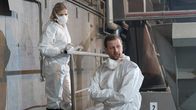 Die Chefin – Maximilian Murnau (Christoph Schechinger) und Vera Lanz (Katharina Böhm) besprechen den Fall am Tatort.