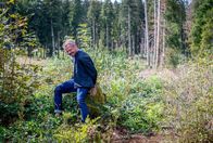 Sturm der Liebe – Erik (Sven Waasner) versucht sich vergeblich von seinen Fesseln zu befreien.