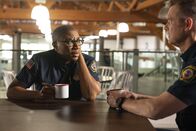 9-1-1 Notruf L.A. – Henrietta "Hen" Wilson (Aisha Hinds, l.); Bobby Nash (Peter Krause, r.)