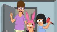 Bob's Burgers – Als Louise (M.) ein Loch im Zahn hat, flüchtet sie aus der Zahnarztpraxis zu ihrer Tante Gail (l.). Kann Tina (r.) sie überreden, wieder mit nach Hause zu kommen?