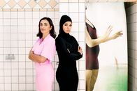 Freibad – l-r: Kamila (Sabrina Amali), Yasemin (Nilam Farooq)
