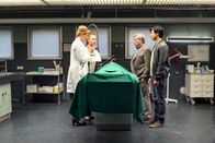 Rentnercops – Dr. Rosalind Schmidt (Helene Grass, l.), Vicky Adam (Katja Danowski,2.v.l.), Günter Hoffmann (Wolfgang Winkler, 2.v.r.) und Hui Ko (Aaron Le, r.) begutachten die Leiche des Vergewaltigers. Er wurde erstochen und hat einen Genickbruch.