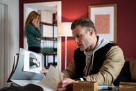 Blutige Anfänger – Robin (Robert Maaser) nutzt die Abgelenktheit von Julia Salomon (Esther Schweins) und wirft schnell einen Blick in Lysannes Akte.