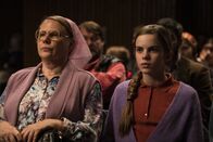Mission Ulja Funk – Oma Olga (Hildegard Schroedter, l.) und Ulja Funk (Romy Lou Janinhoff, r.) sind in der Freikirche Lemheim.