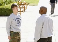 Navy CIS – Ein junger Marine wurde an einer Militärakademie ermordet aufgefunden. Das Team beginnt mit den Ermittlungen und DiNozzo (Tanner Stine, l.) wird an seine eigene Zeit an der Militärakademie mit Coach Tanner (Steve Harris, r.) erinnert ...