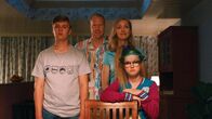 Die Regeln von Floor – Die Familie (Elisa Beuger, Ferdi Stofmeel, Bobbie Mulder und Ole Kroes) sieht DJ Mike an, als er zum Abendessen vorbeikommt.