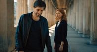 Das kleine Fernsehspiel: Cleo – Cleo (Marleen Lohse) und Paul (Jeremy Mockridge) verlieben sich bei ihrer Schatzsuche ineinander.