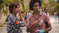 Deadly Tropics – Mélissa (Sonia Rolland) und Aurélien (Julien Béramis) befragen einen Zeugen, der eine Leiche entdeckt hat.