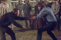 Das Duell – Isaac (Emory Cohen, li.) und David (Liam Hemsworth) kämpfen auf Leben und Tod.