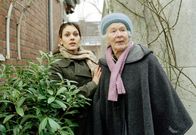 Der Dicke – Yasmin (Burcu Dal, l.) kümmert sich um Josefa Gras (Renate Delfs, r.), eine verwirrte alte Dame.