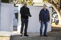 Navy CIS: L.A. – Während Granger sich auf eigene Faust auf die Suche nach Heather macht, der Frau, von der das Team vermutet, dass sie der Maulwurf ist oder zumindest mehr darüber weiß, wer es sein könnte, ahnen Callen (Chris O'Donnell, r.) und Sam (LL Cool J, l.) nicht, dass sie bald verhaftet werden ...
