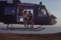 Hot Shots 2: Der 2. Versuch – Beim Einsatz im Nahen Osten finden Topper Harley (Charlie Sheen, r.) und Ramada (Valeria Golino, l.) wieder zueinander ...