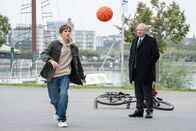 Der Staatsanwalt – Kann Henry Hoffmann (Philip Günsch, l.) Oberstaatsanwalt Bernd Reuther (Rainer Hunold, r.) mit wertvollen Informationen bei der Aufklärung eines Mordfalls behilflich sein?