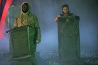 Ghosted – Während Leroy (Craig Robinson, l.) und Max (Adam Scott, r.) nach dem Verschwinden eines Mädchens undercover ermitteln müssen, sucht Barry nach einem Weg, um mehr Zeit mit den beiden verbringen zu können ...