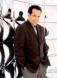 Monk – Als Monk (Tony Shalhoub) an einer Computertastatur herumwischt, löscht er dabei versehentlich sämtliche Daten der Gerichtsmedizin der vergangenen zehn Jahre. Für seinen Vorgesetzten ein guter Grund ihn sofort aus dem Dienst zu entlassen.