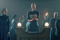 The Handmaid's Tale - Der Report der Magd – Gefährliche Gedanken: Julie Dretzin als Eleanor Lawrence, Yvonne Strahovski (M.) als Serena Joy Waterford