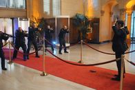 Castle – Das war knapp: Kevin (Seamus Dever) jagt dem Täter hinterher und fasst ihn beinahe, wird davor aber von Polizisten gestoppt ...