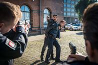 Notruf Hafenkante – Nadim Chihab (Omar El-Saeidi, 2.v.l.) hat Mattes (Matthias Schloo, 2.v.r.) als Geisel genommen und versucht zu flüchten.