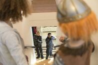 Notruf Hafenkante – Melanie (Sanna Englund, 2.v.l.) und Tarik (Serhat Cokgezen, 2.v.r.) wurden zu einem Einbruch gerufen. Vor Ort finden sie statt des Einbrechers allerdings nur das Au-Pair-Mädchen Tami (Larissa Aimee Breidbach, l.) und den kleinen Jasper (Tobias Garmsen, r.). Beide hielten sich vor dem Einbrecher versteckt.