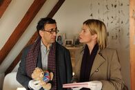 SOKO Stuttgart – Martina Seiffert (Astrid M. Fünderich) und Jan Arnaud (Mike Zaka Sommerfeldt) sehen sich im Zimmer von Senta Färber um.