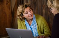 Meine Mutter ... – Das Verhältnis zwischen Heidi (Margarita Broich, li.) und ihrer Zwillingsschwester Claudia (Margarita Broich, re.) ist kompliziert.