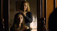 Oderbruch – Maggie (Karoline Schuch) möchte eine Beziehung zu ihrer Tochter Vera (Emily Kusche, vorne) aufbauen.