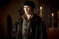 Wölfe – Thomas Cromwell (Mark Rylance) beobachtet, wie König Henry VIII. der jungen Jane Seymour Avancen macht.