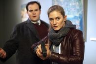 Alles Schwindel – L-R: Orth (Thomas Mraz), Jukic (Magdalena Kronschläger).