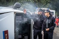 Notruf Hafenkante – Kris (Marc Barthel) und Pinar (Aybi Era) sehen sich das Unfallfahrzeug genau an, um herauszufinden, ob es manipuliert wurde.