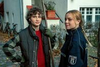 Jenseits der Spree – Nachdem Carlottas (Lea Zoë Voss, r.) neuer Kollege Tom sie zu Hause abgesetzt hat, kann Stella (Luna Jordan, l.) es nicht lassen, ihre Schwester auszufragen.