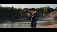 Cryptid – Polizistin Petra (Angelina Håkansson) möchte die Kids vom See fernhalten, weil hier schon andere Jugendliche verschwunden sind.