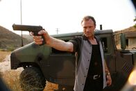 Meteoriten - Apokalypse aus dem All – Jacks psychotischer Expartner Calvin Stark (Michael Rooker) will sich derweil an ihm rächen.